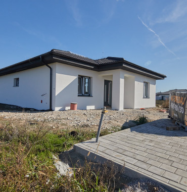 4 izbová NOVOSTAVA rodinného domu / Bungalov / na slnečnom pozemku 504 m2, Zeleneč / Pánske Zeme /